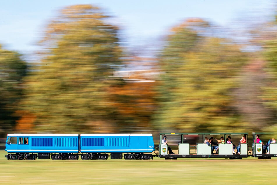 Die Lokomotive EA02 der Dresdner Parkeisenbahn zieht einen Personenzug durch den Großen Garten.