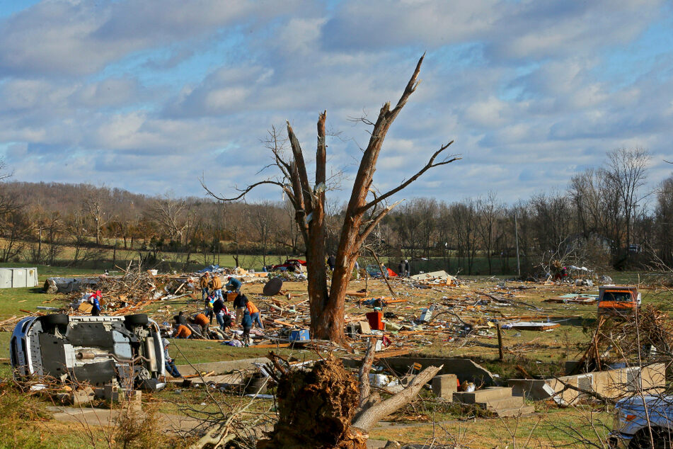 Defiance (Missouri): Familien suchen inmitten von Überresten und zerstörten Häusern nach Überlebenden und verbliebenen Wertsachen.