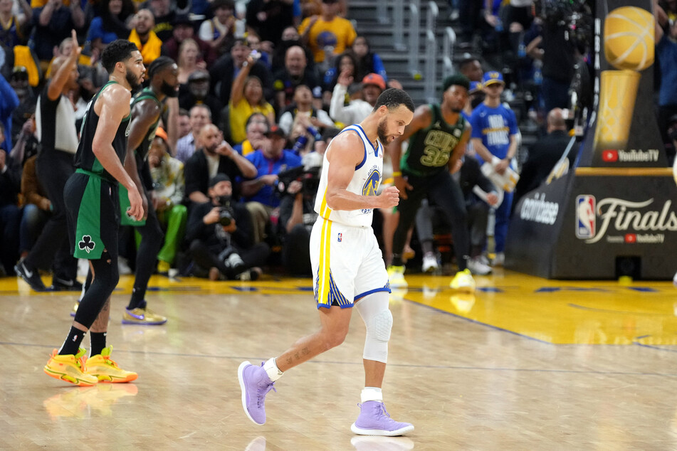 Steph Curry snapped has a streak of 233 consecutive total games in which he hit at least one three-pointers.
