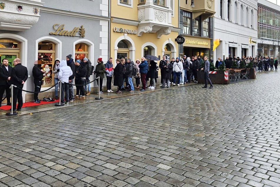 Gegen 10 Uhr standen rund 60 Personen in der Warteschlange.