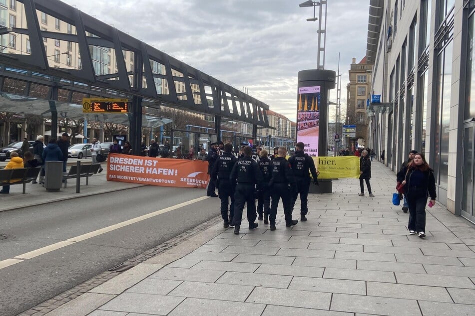 Nach zehn Minuten war die Spontanversammlung der Gegen-Demonstranten vorbei.