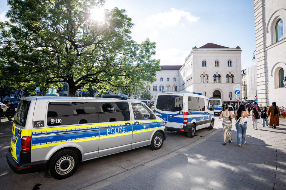 Im Vorfeld des Protestcamps zeigte die Polizei vor der LMU Präsenz.