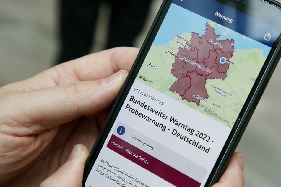 Eine Probemeldung wird auf einem Handy angezeigt. Die Cell Broadcast Technologie hat in Bayern noch nicht alle Smartphones erreicht.