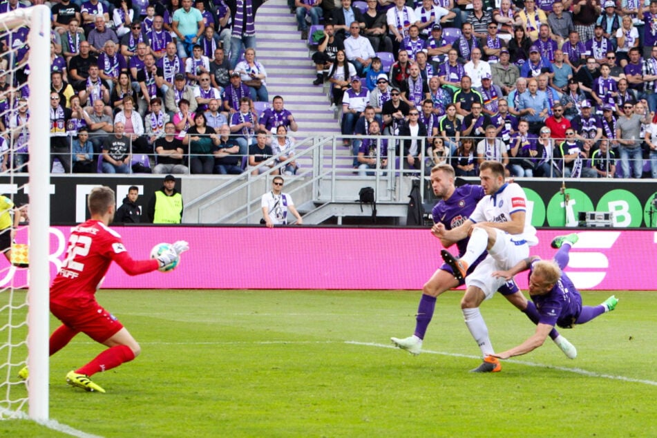 Das war sein erster Streich: Sören Bertram (r.) trifft per Kopf zum zwischenzeitlichen 1:0 in der Relegation gegen KSC-Keeper Benjamin Uphoff. Bertram traf auch zum 2:1 und 3:1.
