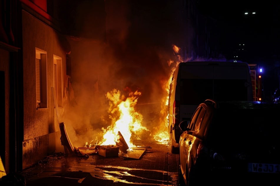 Die Flammen griffen schnell auf geparkte Autos und die äußere Fassade des Hauses über.