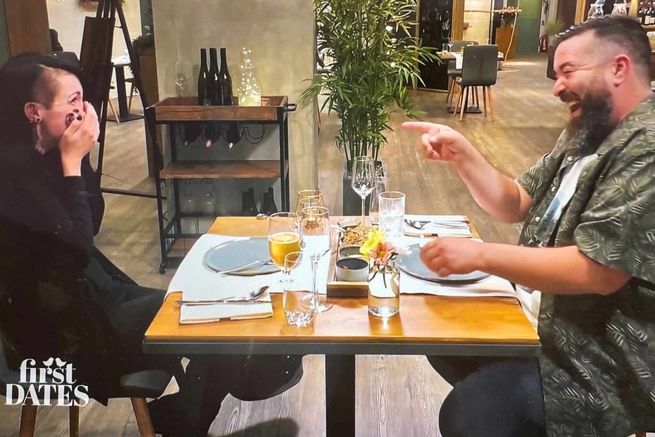 Die Olivenkern-Panne sorgt bei Sabrina und Lars für einen echten Lachflash am Tisch.