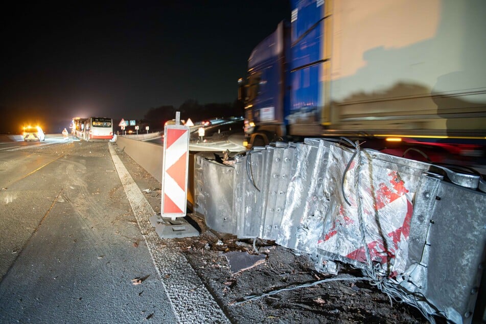 An dieser Stelle prallte das Großfahrzeug gegen den Fahrbahnteiler.