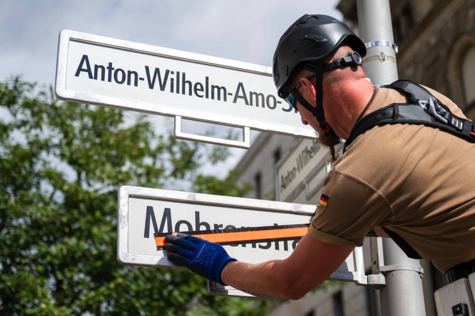 Handwerker haben in den vergangenen Tagen bereits die neuen Straßenschilder angebracht.