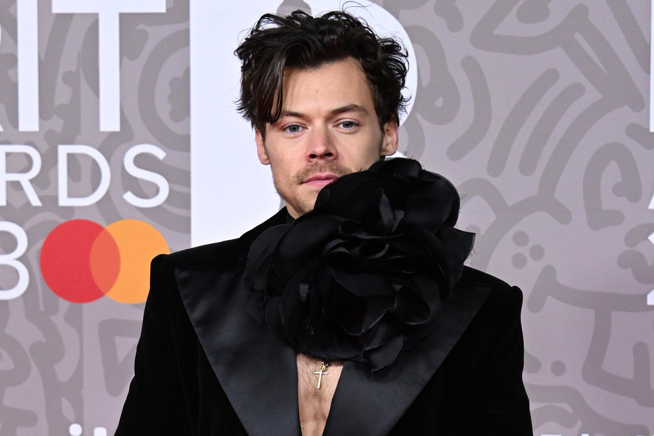 Harry Styles has shaved his head, as confirmed by new snaps of the pop star published on Thursday.