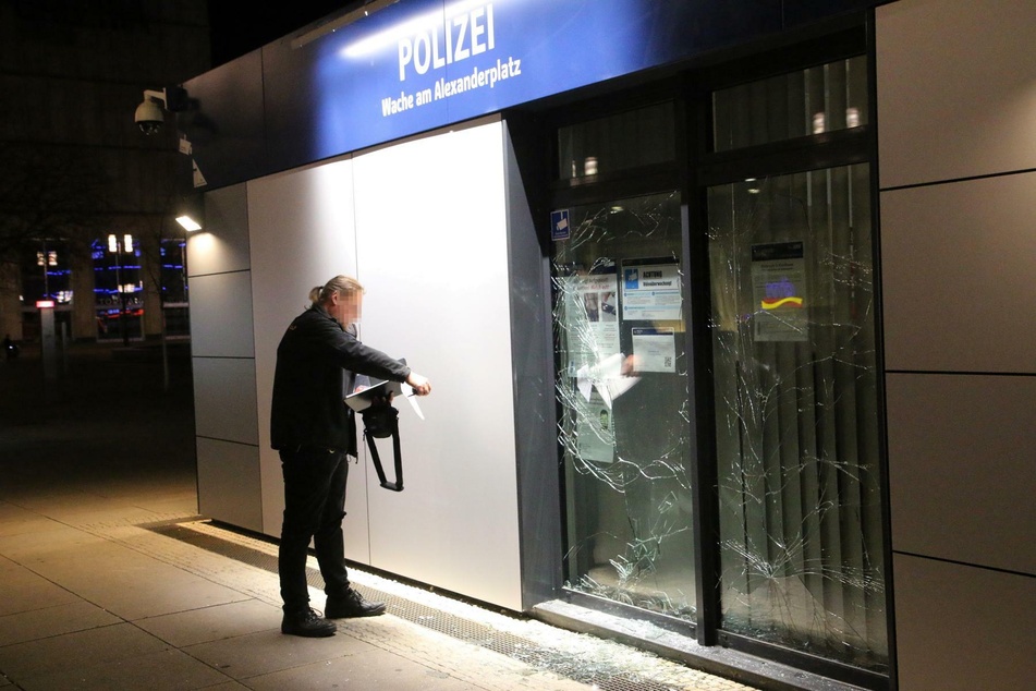 Am Freitagabend wurde die Polizeiwache auf dem Alexanderplatz attackiert.