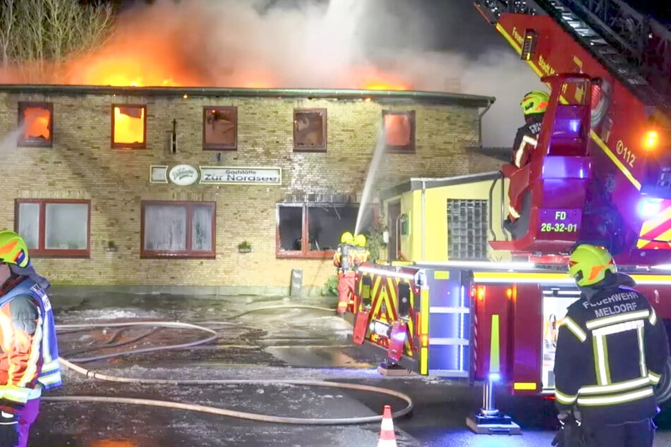 Brand in Gaststätte: Feuerwehr kämpft stundenlang gegen die Flammen