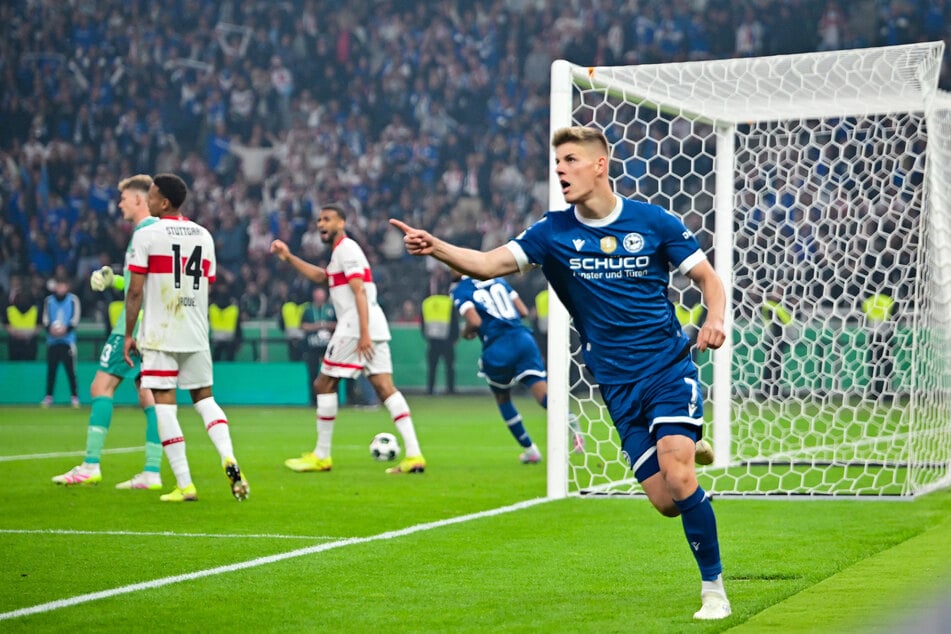 Bielefelds Julian Kania (23) verkürzt zum 1:4.