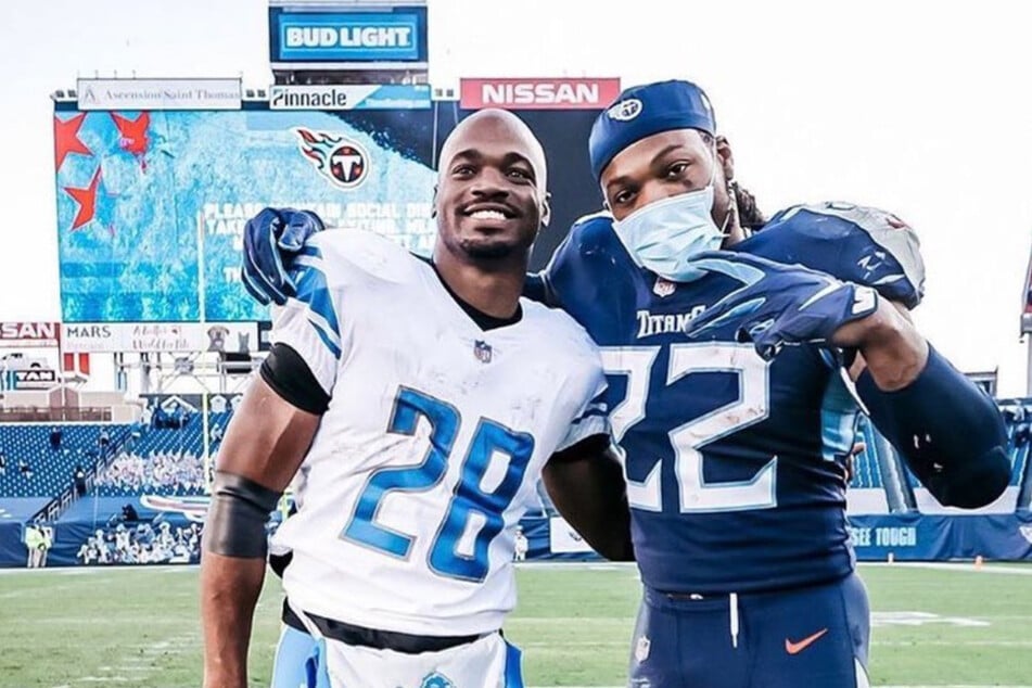 Adrian Peterson (l.) might be filling in for the Tennessee Titans' running back Derrick Henry (r.) in the wake of his injury and indefinite return.