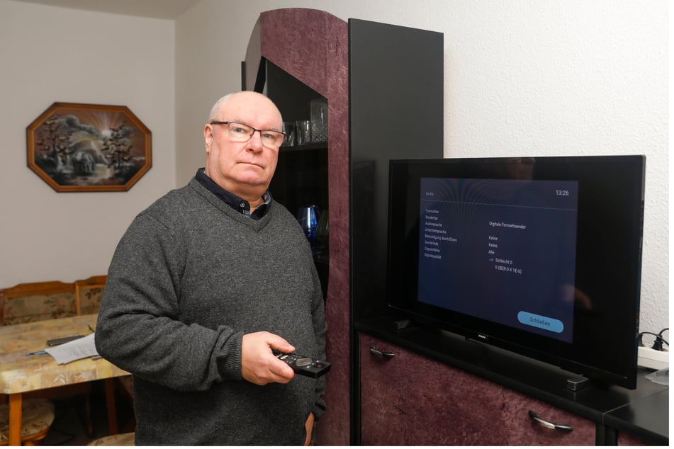 Aufgrund eines Kabelschadens sitzt Torsten Neumann (61) seit Tagen vor einem funktionslosen Fernseher.