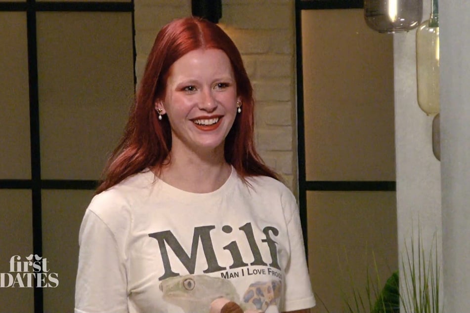 Fenna (25) hat sich für ihr Date für ein Shirt mit besonderer Aufschrift entschieden.