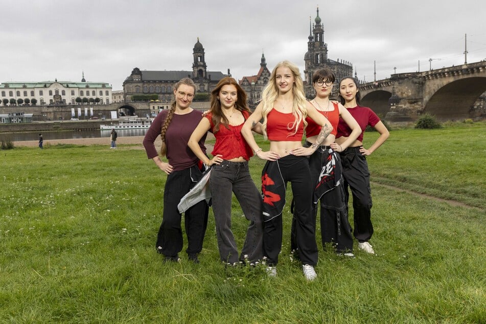Zur Crew gehören unter anderem Nadine Kirstein (29, l.), Isabel Rieker (20, 2. v. l.), Gründerin Lara (M.), Robyn Petsch (21, 2. v. r.) und Simona Fogelova (23).