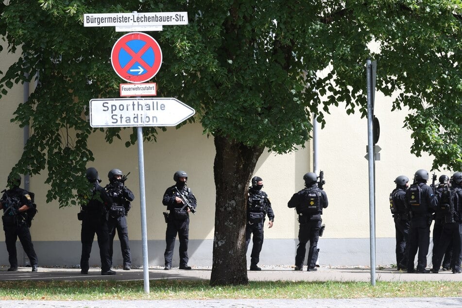 Zahlreiche schwerbewaffnete Spezialkräfte der Polizei waren im Einsatz.