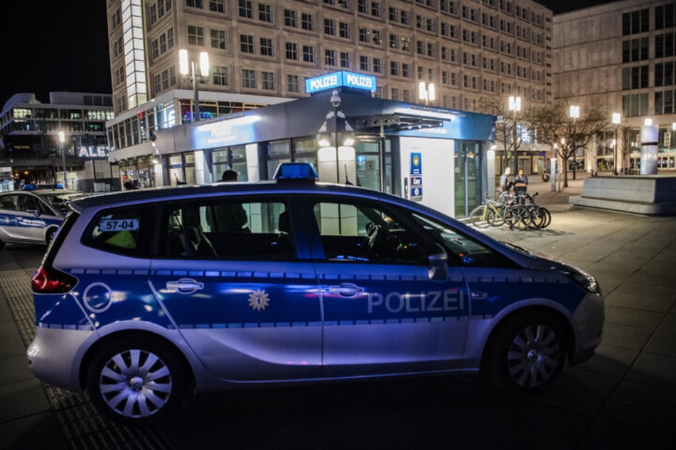 Berlin: Streit nahe Alex eskaliert: Prügel-Attacke endet mit gebrochener Nase