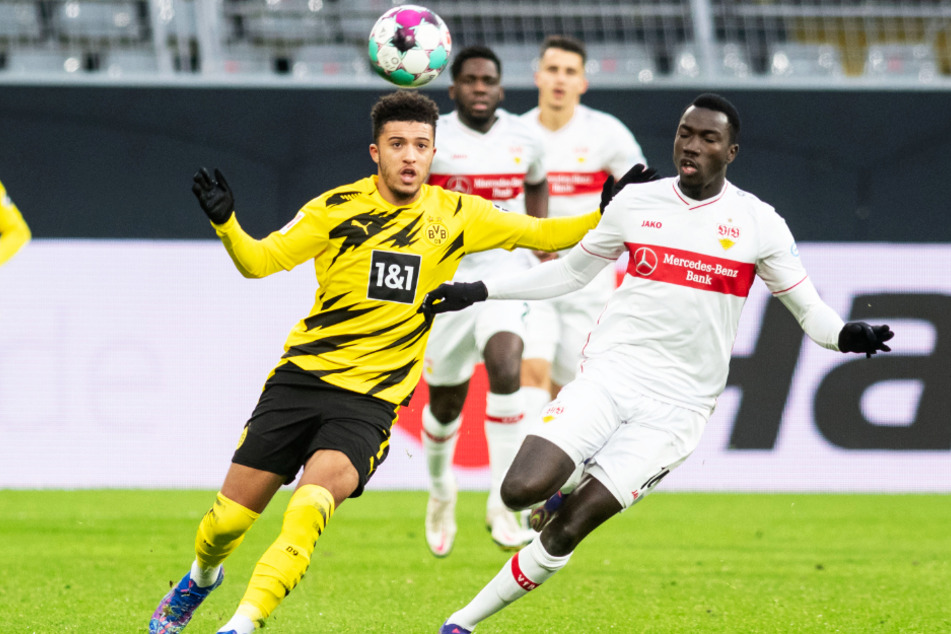 BVB-Star Jadon Sancho (l.) und Silas Wamangituka haben den Ball im Fokus.