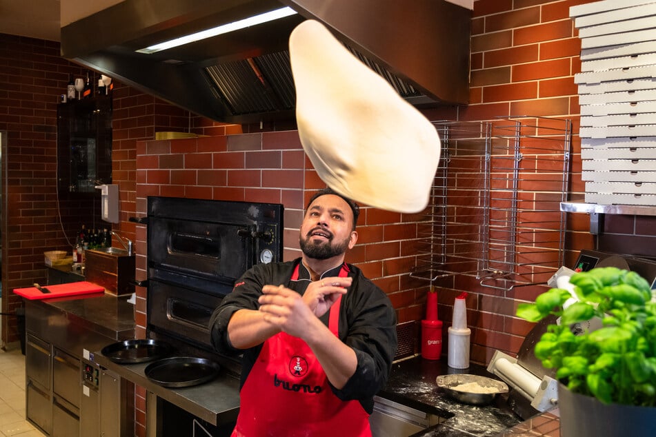 In der Küche werden die Pizzen auf traditionelle Weise zubereitet.