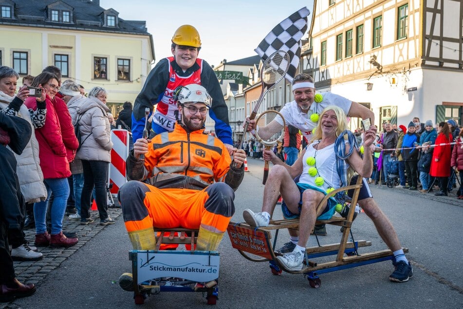 Zur Freude der Zuschauer warfen sich die "Betonbrüder" (l.) neben dem "DreamTeam Tennis" am Ende der Strecke in Pose.