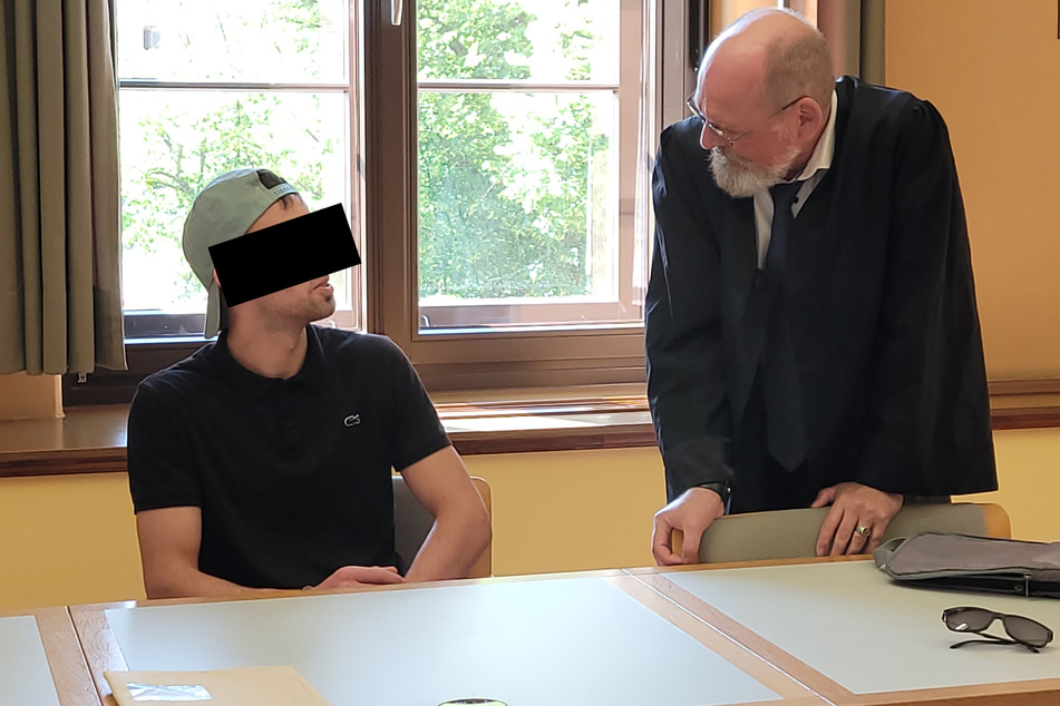 Zaad A. (22) wurde am Amtsgericht Görlitz verurteilt. Hier im Gespräch mit seinem Anwalt Arndt Holzhauser.