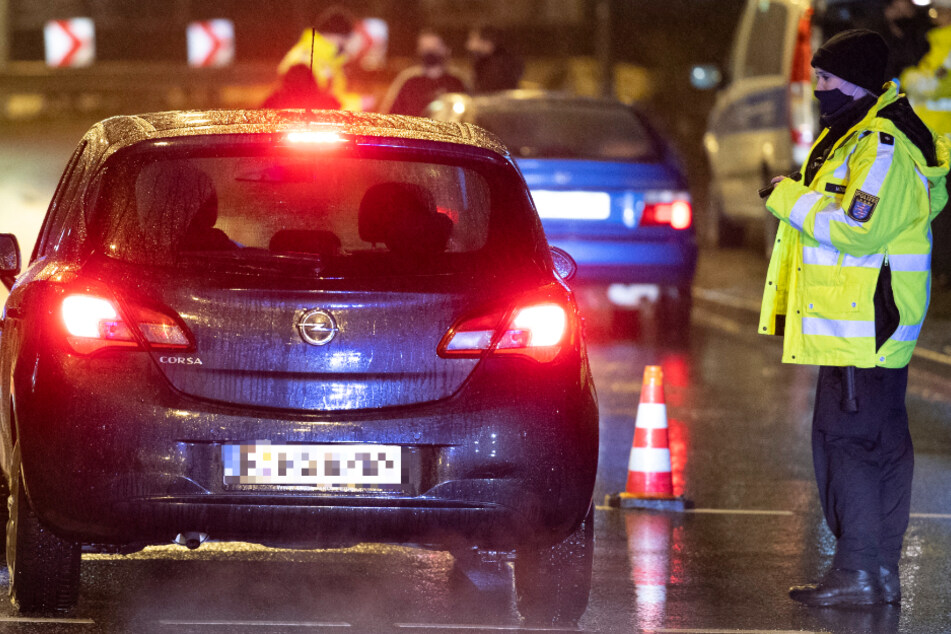 Die Polizei in Frankfurt führte auch Auto-Kontrollen durch.