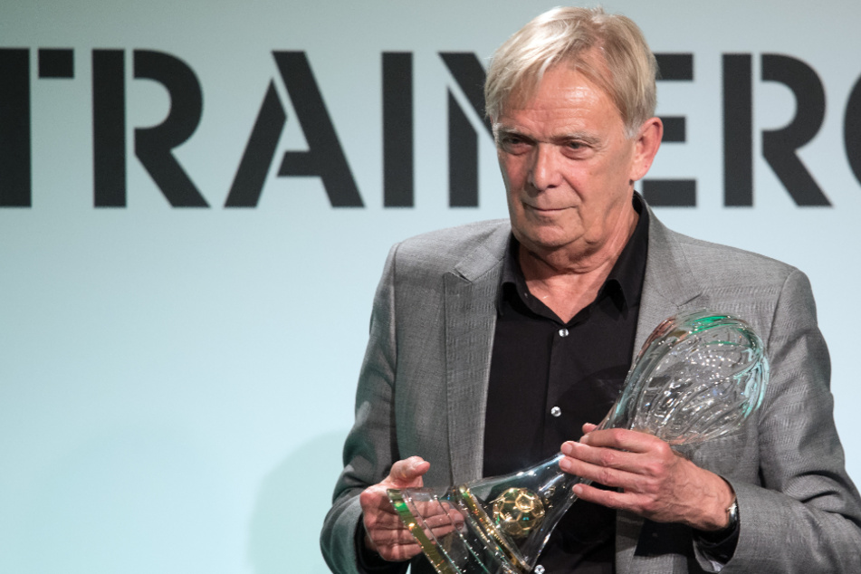 Volker Finke (72) steht während der Trainergala 2019 auf der Bühne.