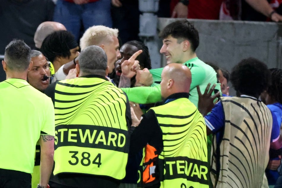 Zahlreiche Ordner mussten einschreiten, um die Spieler um Phillip Tietz (28) und Mike Penders (20) voneinander zu trennen.