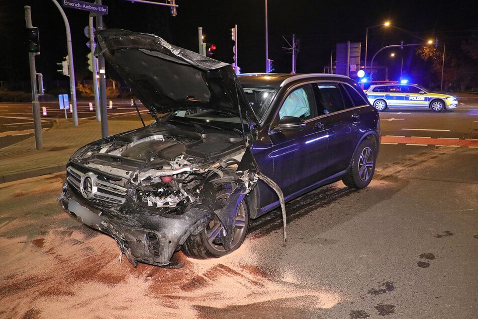 Der Sachschaden an beiden Fahrzeugen wird auf etwa 25.000 Euro geschätzt.