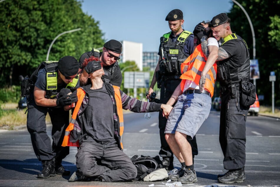 Klimaaktivisten der "Letzten Generation" legten in der Vergangenheit immer wieder den Straßenverkehr lahm. (Archivbild)