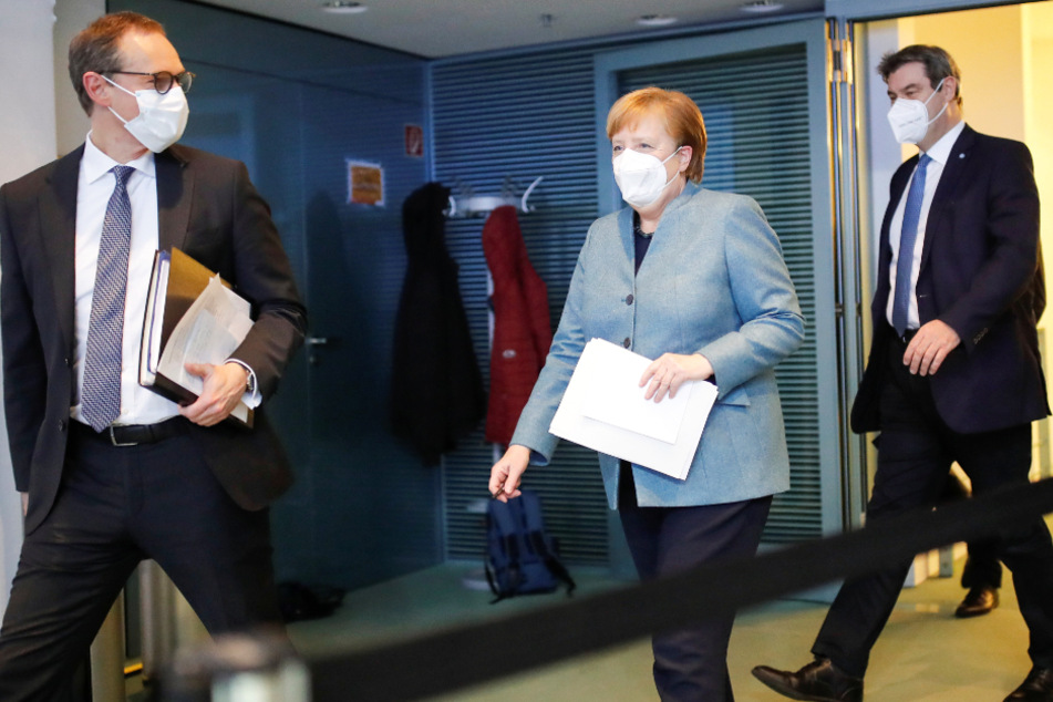 Das Foto zeigt Michael Müller (56, SPD, l-r), Regierender Bürgermeister von Berlin, Bundeskanzlerin Angela Merkel (66, CDU) und Markus Söder (54, CSU), Ministerpräsident von Bayern, nach dem Impfgipfel.
