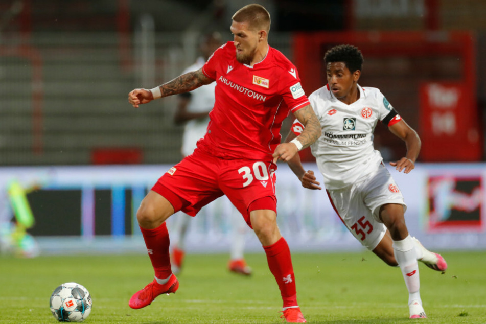 Leandro Barreiro Martins (r) von Mainz und Robert Andrich von Union kämpfen um den Ball.