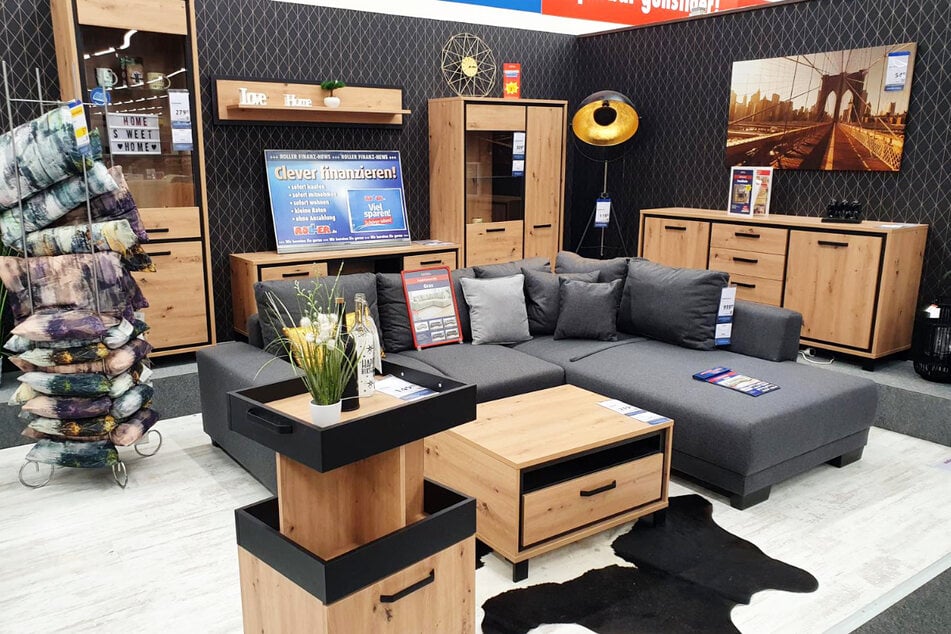 Zum verkaufsoffenen Sonntag (12.4.) schenkt ROLLER in Heide Kunden hohe Rabatte beim Möbelkauf.¹