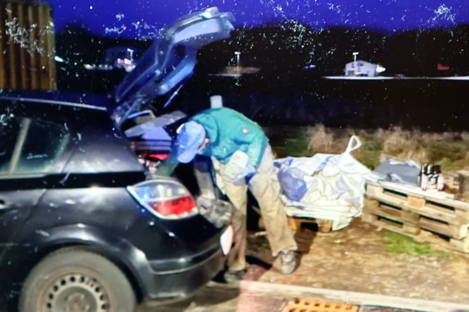 Fleißig packte der Dieb (47) Hunderte Steine in seinen Kofferraum.