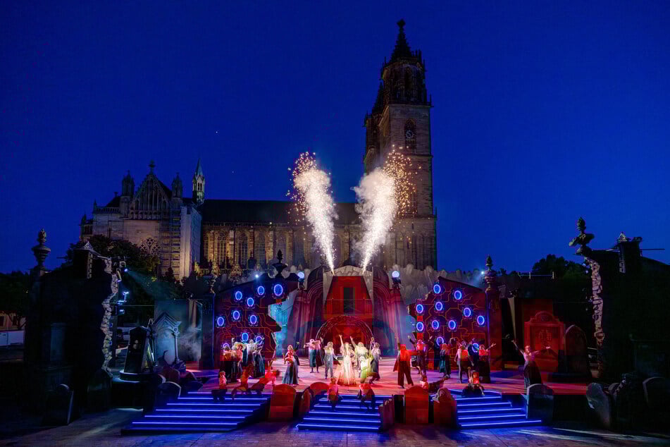 Das Musical spielt noch bis zum 13. Juli vor dem Magdeburger Dom.
