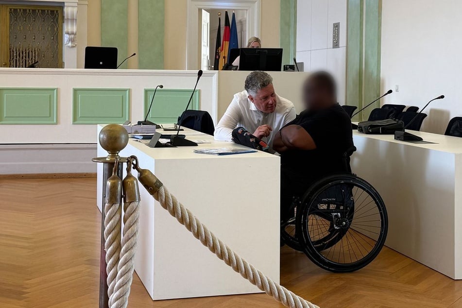 Der 47-Jährige steht vor Gericht, weil er bei einem Unfall mit drei Toten, darunter zwei Kinder, mutmaßlich betrunken am Steuer saß.