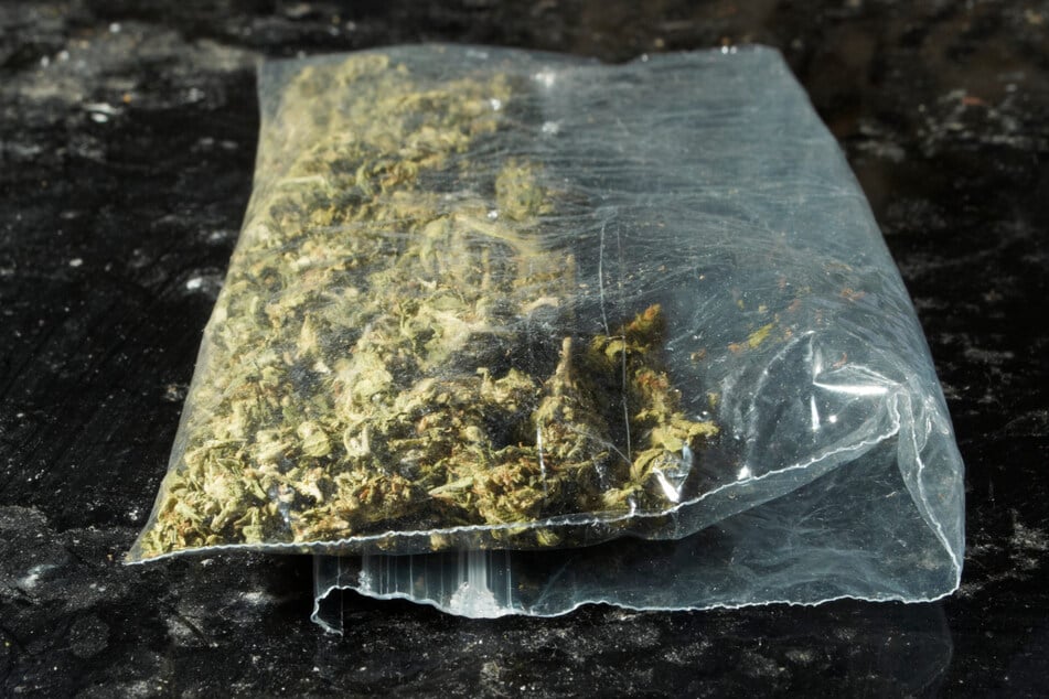 Bei der Kontrolle eines 42-Jährigen fanden die Beamten schließlich ein Tütchen mit Marihuana. (Symbolfoto)