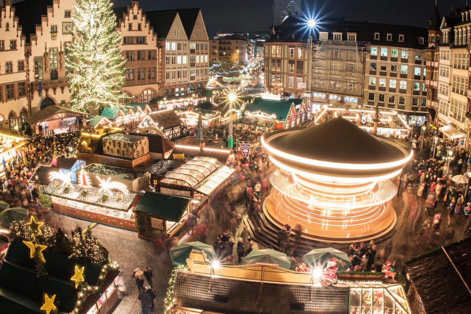 Der Weihnachtsmarkt in Frankfurt war in der Vergangenheit immer ein Publikumsmagnet – die Stadt wartet die weitere Entwicklung der Corona-Lage ab.