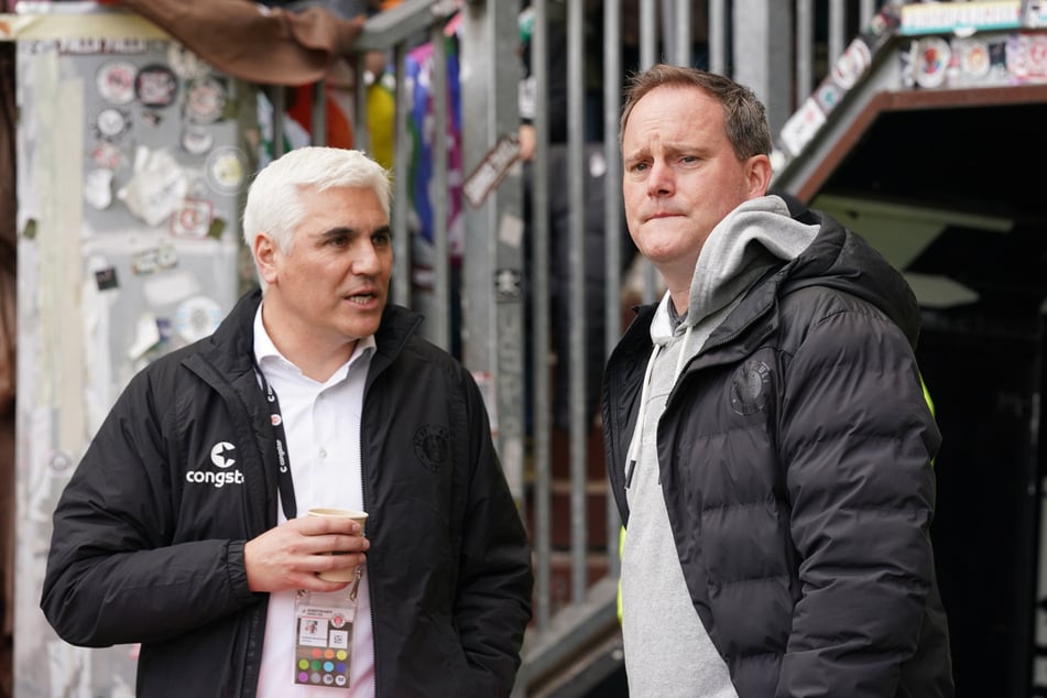 Die Verantwortlichen um Präsident Oke Göttlich (49, r.) und Sportchef Andreas Bornemann (53) freuten sich auch über einen Rekordumsatz.