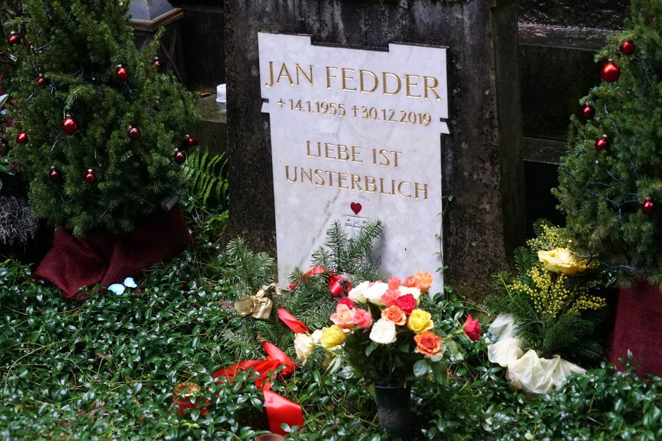 Zu seinem vierten Todestag wurden am Grab von Jan Fedder (†64) auf dem Ohlsdorfer Friedhof in Hamburg frische Blumen aufgestellt.
