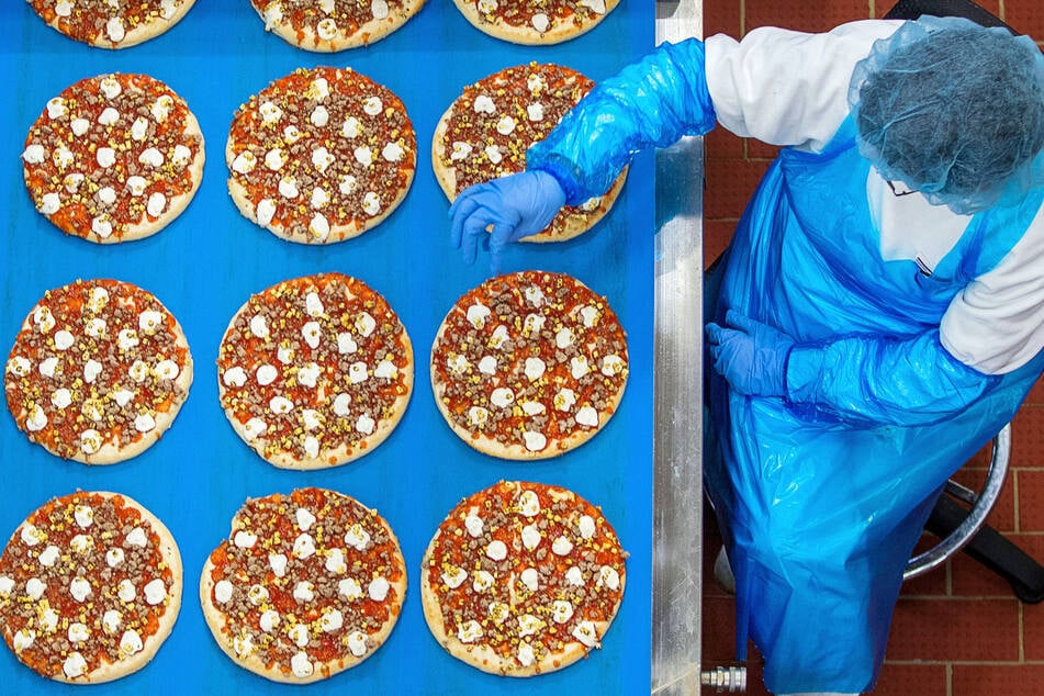 Mitarbeiterinnen kontrollieren im Pizzawerk der Firma Dr. Oetker in Wittenburg (Mecklenburg-Vorpommern) die gleichmässige Verteilung des Belags auf Pizzen.