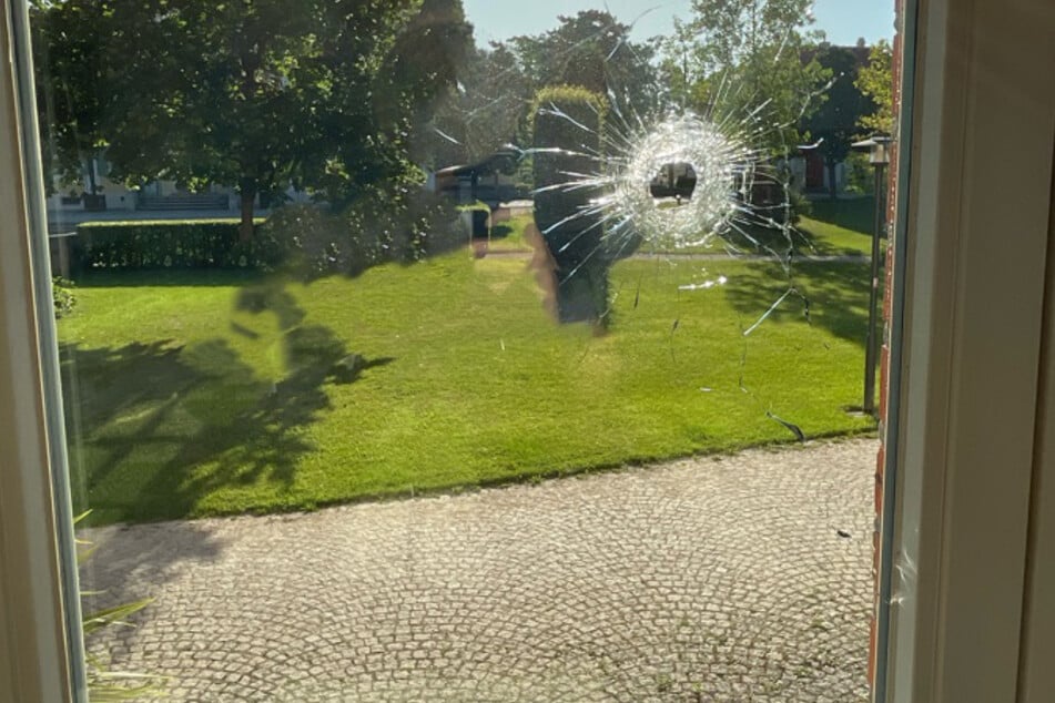 Einschussloch am Fenster des Salza-Gymnasiums: Projektil steckt in der Wand