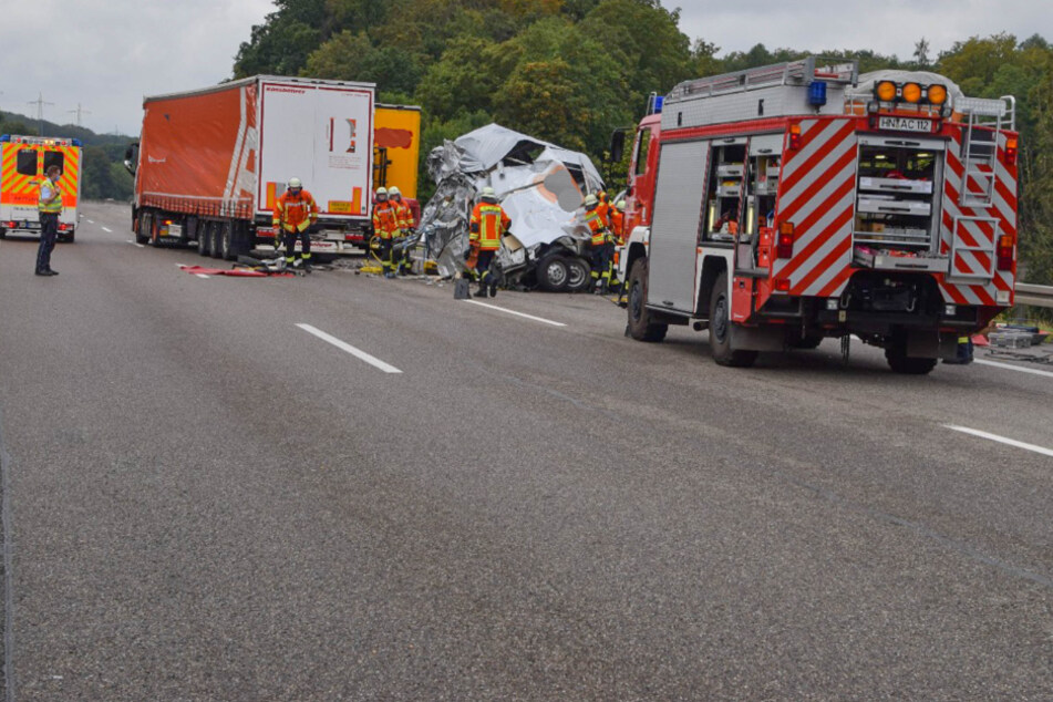 Feuerwehrleute an der Unfallstelle auf der A6. Ein Sattelzug konnte am Stauende nicht mehr rechtzeitig bremsen.