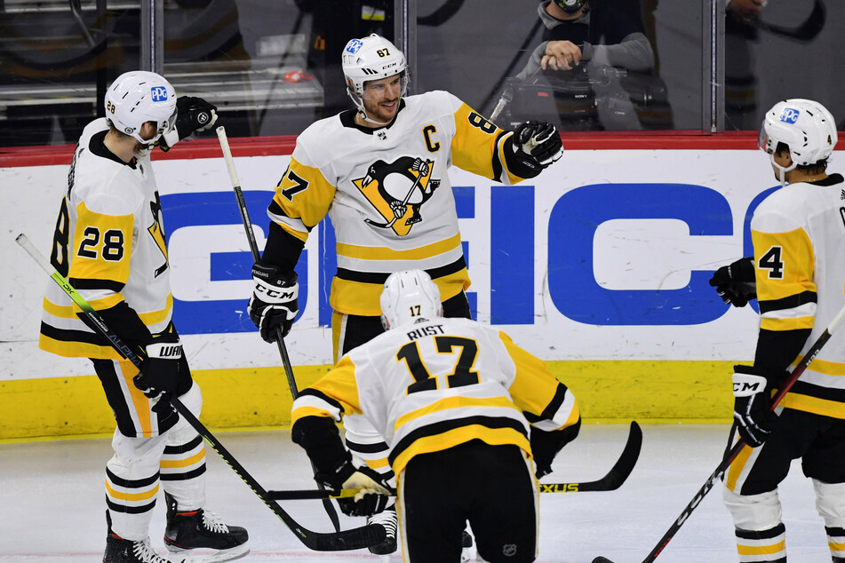 Penguins Center Sidney Crosby (c) scored two goals and an assist in Pittsburgh's big win over Philly on Tuesday night