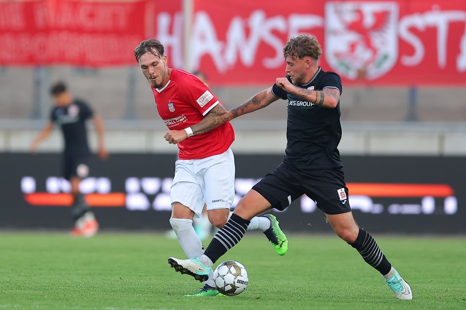 Greifswald-Spieler Pascal Schmedemann (r.) machte dem FSV Zwickau einen Strich durch die Rechnung. Er schoss das entscheidende Tor. (Archivbild)