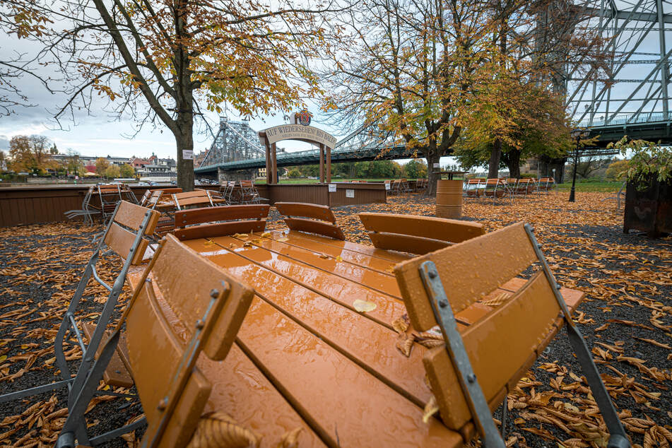 Noch sind die Stühle im Elbegarten in Dresden zugeklappt.