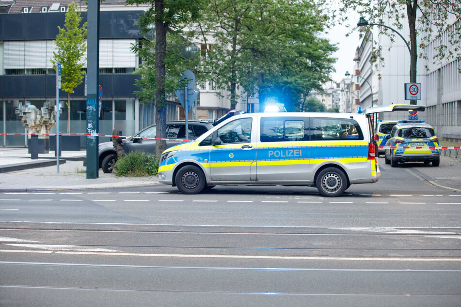 Spezialkräfte der Polizei durchsuchten am Sonntagnachmittag die Wohnung eines 50-Jährigen in Düsseldorf und nahmen den Mann vorläufig fest.