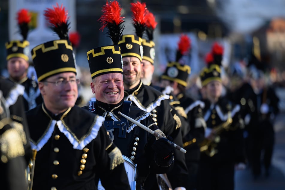 Den Auftakt zum KuHa-Finale machte am Nachmittag die Europäische Bergparade. Über 1000 Trachtenträger zogen durch die Chemnitzer Innenstadt.