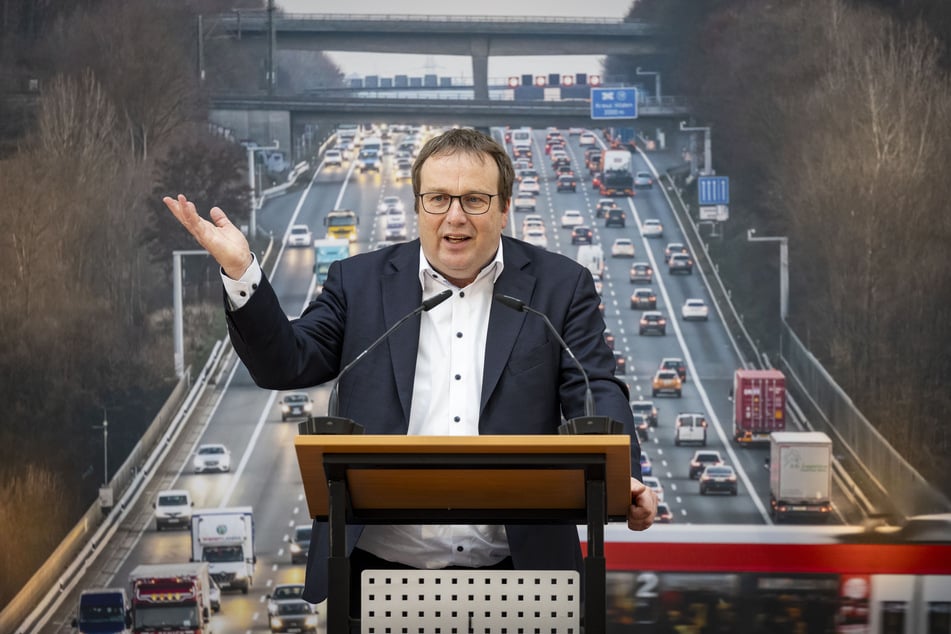 Stellte die Sanierungspläne für das kommende Jahr vor: NRW-Verkehrsminister Oliver Krischer (55, Grüne).